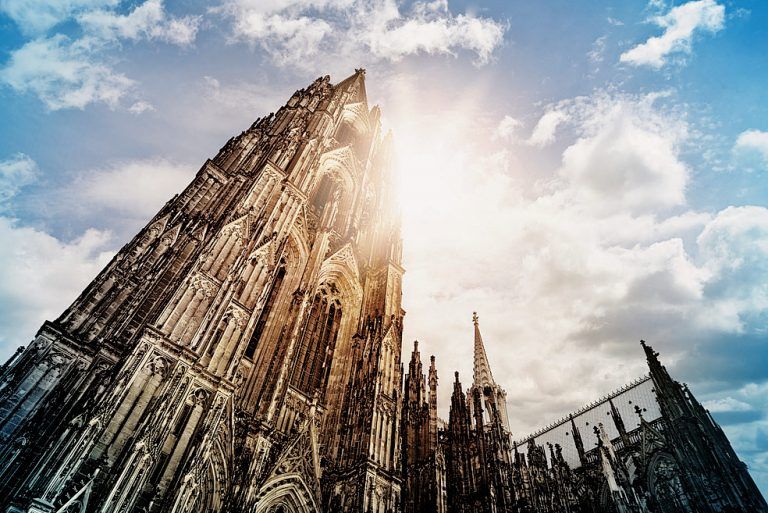 Der berühmte Kölner Dom ist nicht nur das Wahrzeichen, sondern auch der Mittelpunkt der Rheinmetropole.