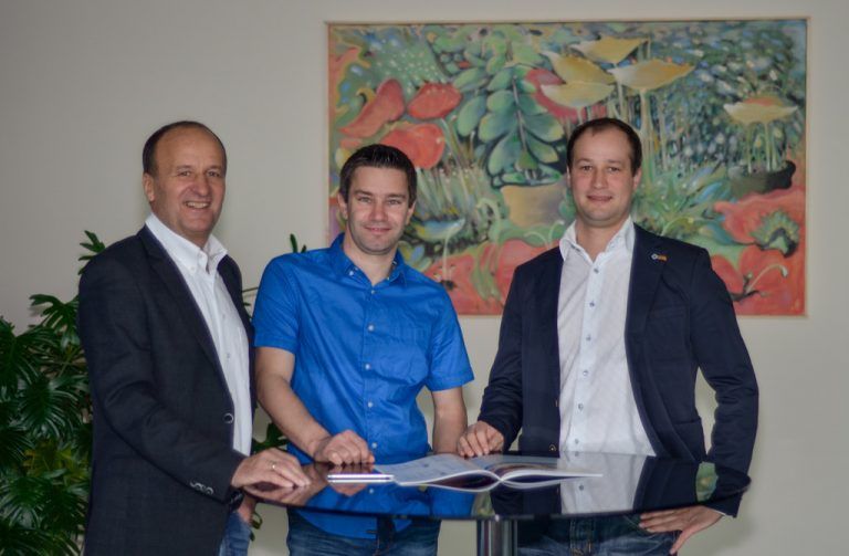 Der Gründer von Hefel Technik, Hubert Hefel mit Jürgen Mattivi und Simon Hefel (v. l.). Foto: Firma