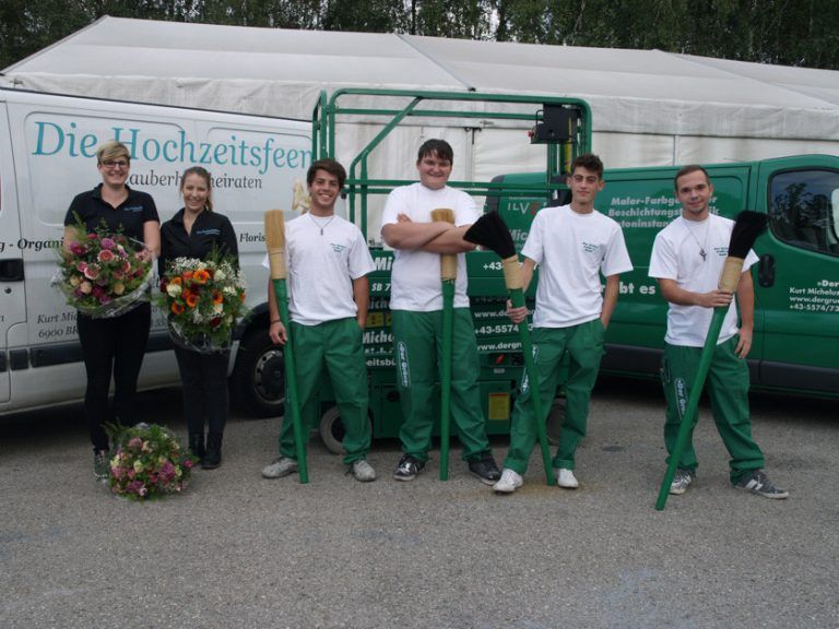 DER GRÜNE: Beim staatlich ausgezeichnetem Ausbildungsbetrieb haben sechs Lehrlinge in die Ausbildung gestartet, fünf Jungs werden zum Maler-Farbgestalter und Beschichtungstechniker ausgebildet, zwei Mädchen von den Hochzeitsfeen erlernen den Beruf der Floristinnen.