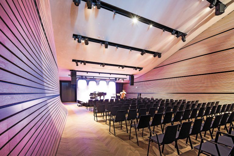 Der Konzertsaal spielt alle Stückchen. Ausgestattet mit moderner Licht-, Sound- und Videotechnik, ist er für Veranstaltungen jeglicher Art gerüstet. Selbst für Fernseh-Liveübertragungen stehen alle Anschlüsse bereit, ohne Kabel verlegen zu müssen.