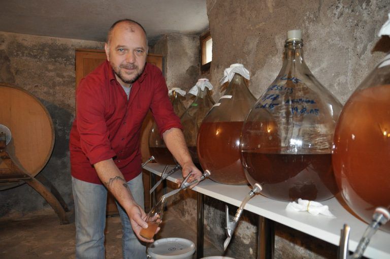 Der Lebensmittelproduzent Oliver Huber hat im Keller vom Jöslar in Andelsbuch seine Essigproduktion eingerichtet.  Foto: CRO