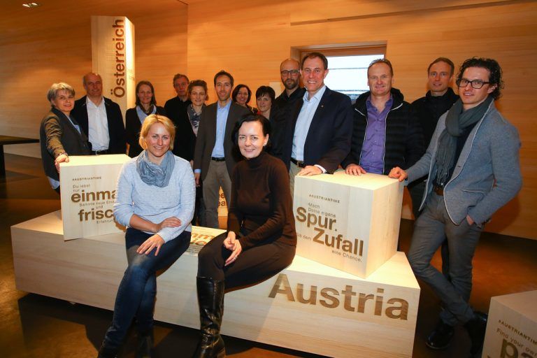 Der Messestand wurde von Markus Faißt (5. v. r.) auf die Reise nach Berlin geschickt. Foto:VN/Hofmeister