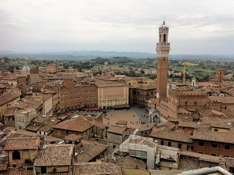 Der Piazza del Campo befindet sich im Herzen der Stadt Siena und lockt Touristen, Einheimische und Straßenkünstler an.
