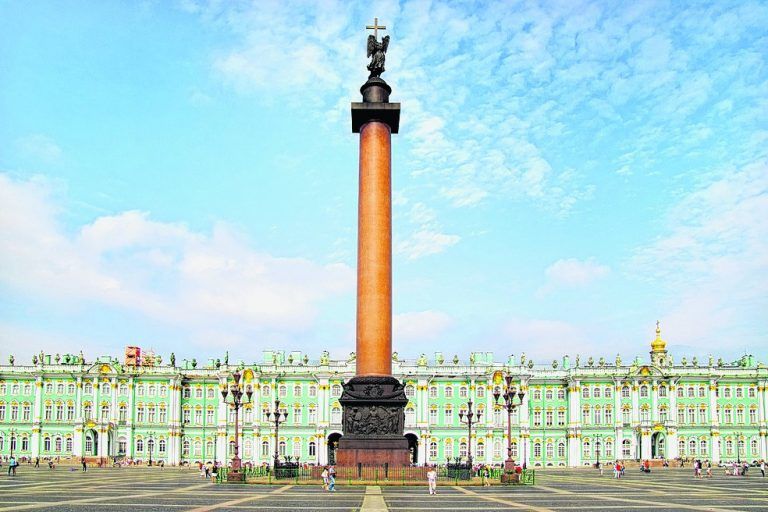 Der riesige Schlossplatz ist der wohl imposanteste Platz St. Petersburgs und eine der Hauptsehenswürdigkeiten der Stadt.