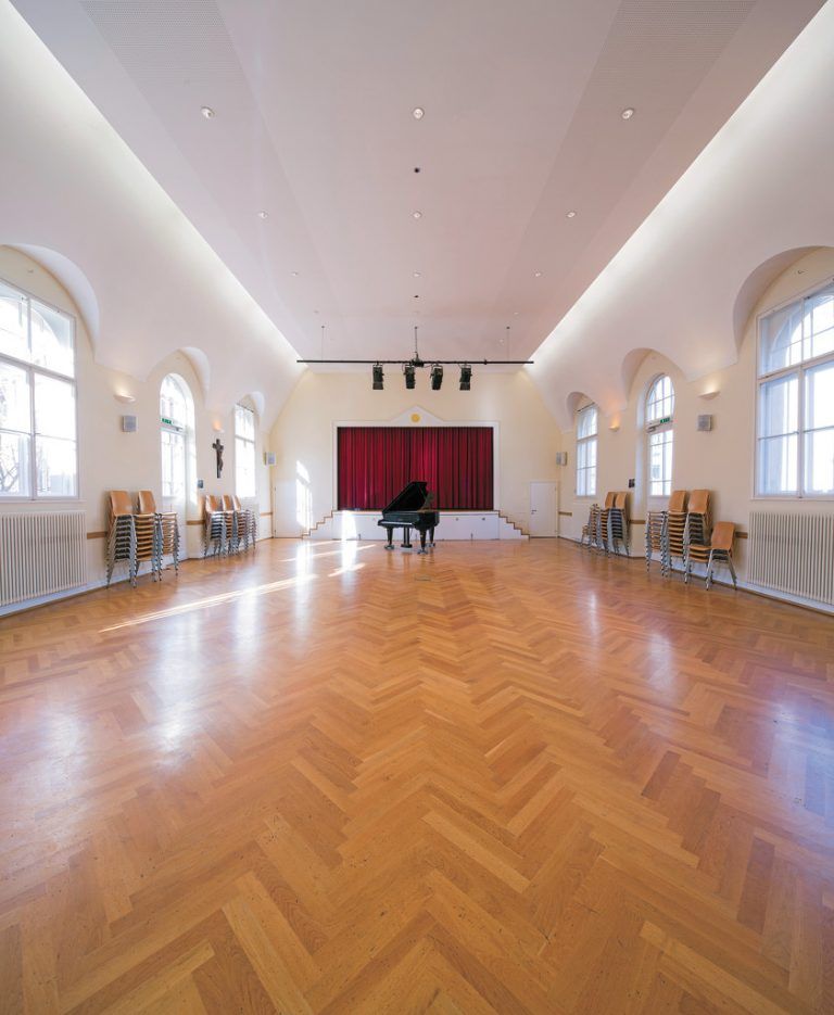 Der schöne große Saal des Austriahauses blieb auch innen unverändert. Seine Benutzer sind froh über das großzügige neue Foyer, auf eine Verbesserung seiner Akustik muss er allerdings noch warten.