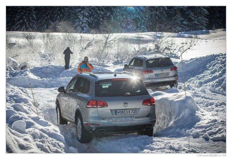 Der Touareg kämpft sich durch mächtig viel Schnee.