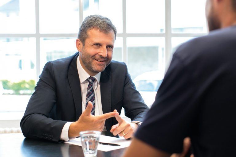 Der Unternehmensberater Herbert Loos setzt auf das Modell der Mitarbeiterbeteiligung.