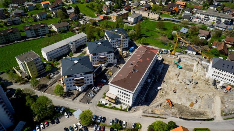 Der Vorarlberger Wirtschaftspark (Gebäude 1 Mitte, Gebäude 2 rechts) ist schon vor der Eröffnung so gut wie ausgebucht. Foto: VN/Paulitsch