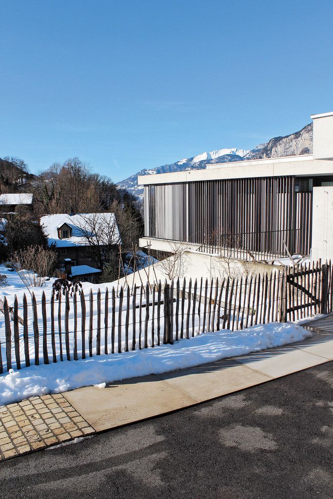 Detail am Rande – der Zaun wurde aus Kastanienholz gefertigt. Die Edelkastanie kommt nördlich der Alpen nur selten vor, eine der wenigen Ausnahmen ist das Murgtal.
