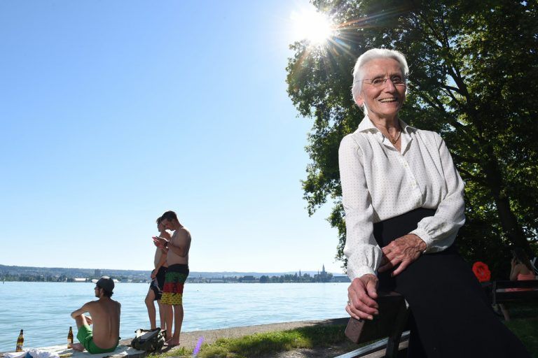 Die 90-jährige Annelie Dehnert-Hilscher aus Konstanz war Wetterpatin für das Hoch, das die Hitzewelle vergangene Woche verursachte.  DPA