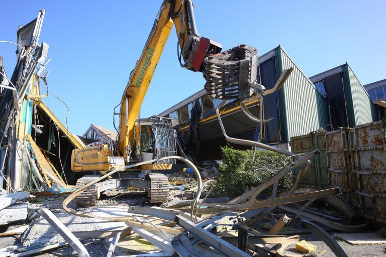 Die Abbrucharbeiten sind voll im Gange. In einem Jahr stehen die neuen Hallen (kl. Bild). Foto: VN/Hofmeister