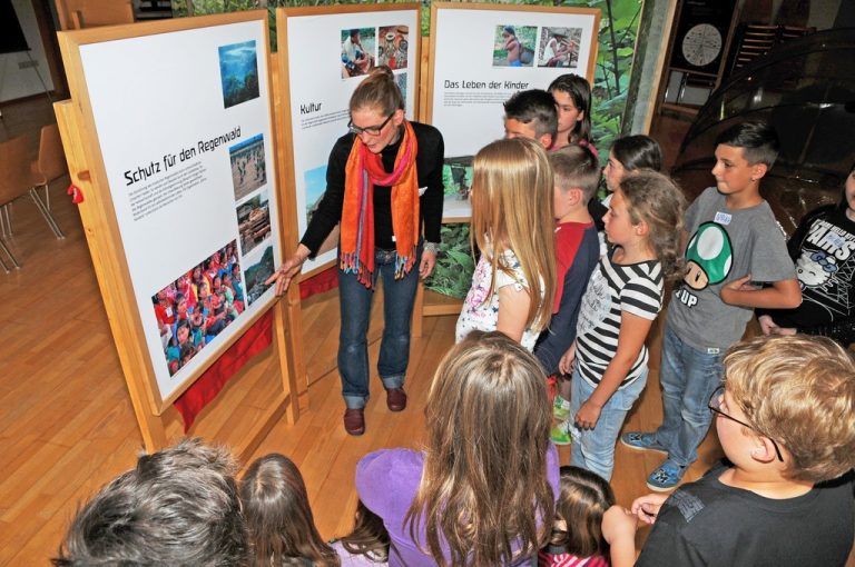 Die Ausstellung „Klima verbündet“ wird stets unter fachkundiger Führung begangen und im Unterricht behandelt.