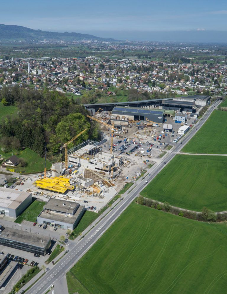 Die Bauarbeiten am Areal von Loacker Recycling in Götzis sind in vollem Gange. Foto: VN/Hartinger
