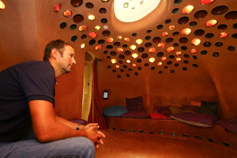 Die Begegnungszone „Crossing Borders“ ist mit Lehm gestaltet.