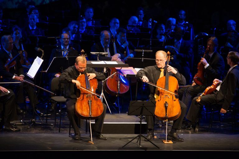 Die beiden Cellisten Christoph Stradner und Michael Vogt begeisterten mit dem Grand Duo von Offenbach.