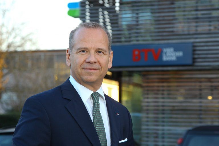 Die berufliche Karriere von Peter Gaugg hat 1977 in der Filiale in Wolfurt begonnen. Sie befand sich damals noch gegenüber des heutigen Gebäudes. Fotos: VN/Hofmeister