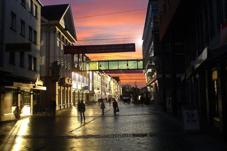 Die Bregenzer Bahnhofstraße bekommt nächste Woche Zuwachs durch zwei neue Modegeschäfte. Foto: N.Keller