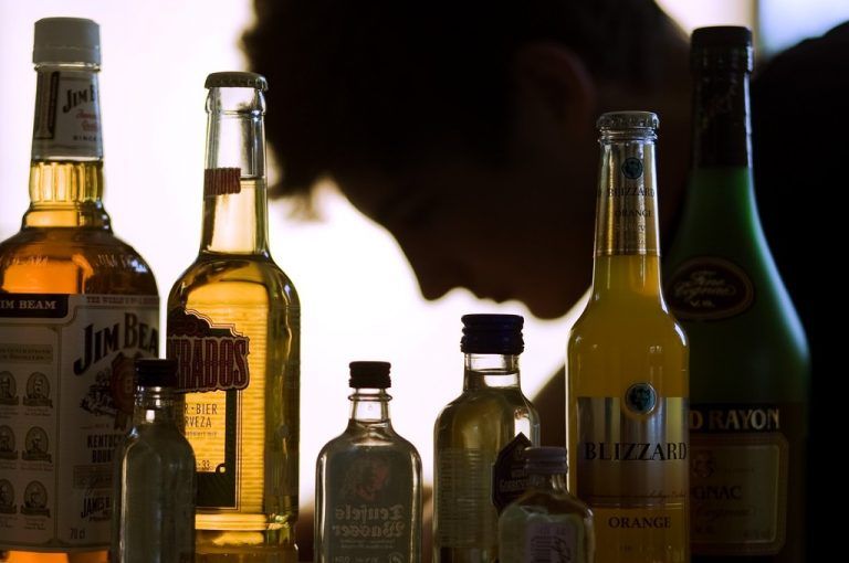 2012 wurde 72 Prozent die Ausgabe von Alkohol verweigert, 2013 78 Prozent und 2014 74 Prozent. Foto: DPA
