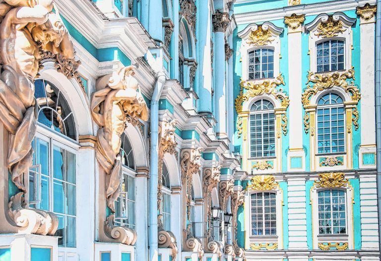 Die Eremitage ist ein großer Gebäudekomplex und beherbergt eine riesige Sammlung an klassischer europäischer Kunst.