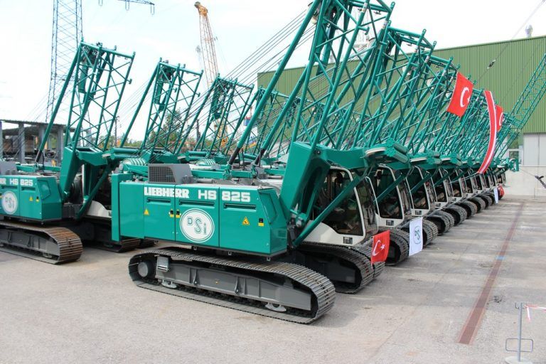 Die ersten 20 Liebherr-Seilbagger für den Einsatz an türkischen Gewässern am Prüfstand in Nenzing. Foto: Werk