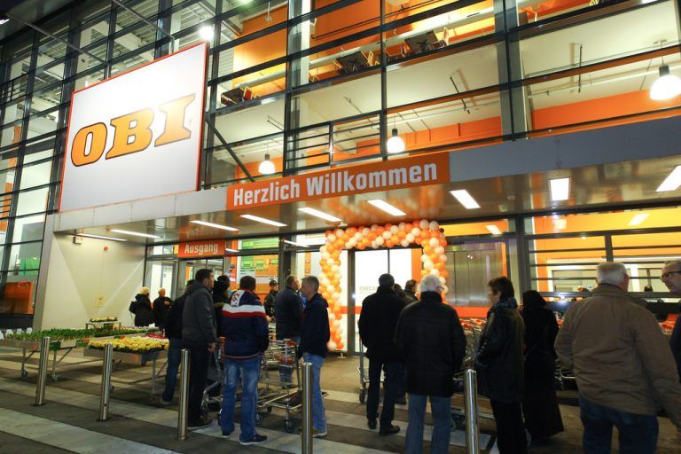 Die ersten Kunden warteten bereits um sieben Uhr auf die Eröffnung des Obi-Marktes in Dornbirn. Fotos: VN/Hofmeister