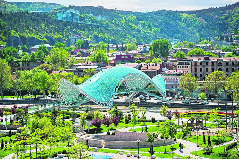 Futuristische Brücke in Tiflis