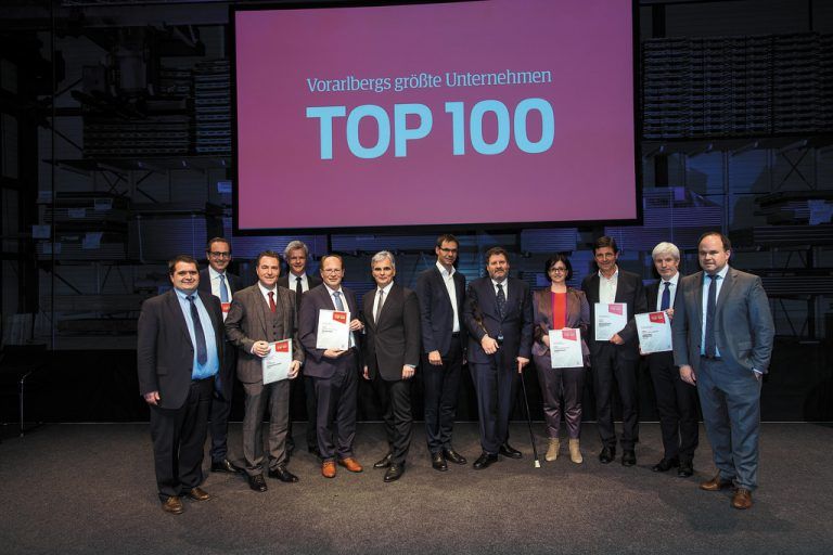 Die größten Arbeitgeber in Vorarlberg mit dem VN-Wirtschaftspreisträger Josef Rupp (5. v. r.) sowie Bundeskanzler Werner Faymann (6. v. l.), Landeshauptmann Markus Wallner (6. v. r.), VN-Chefredakteur Gerold Riedmann (1. v. r.) und Markt-Ressortleiter Andreas Scalet (1. v. l.).