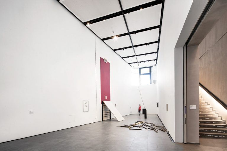 Die große Ausstellungshalle ist acht Meter hoch und soll mit halbjährlich wechselnden Schauen bespielt werden. Über die Verglasung gelangt Tageslicht in den unterirdischen Bau.