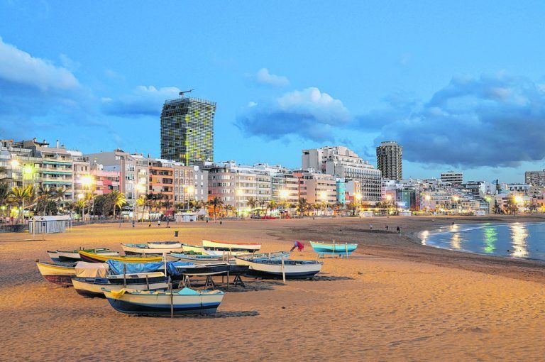 Die Hauptstadt von Gran Canaria kann mit kilometerlangen Stränden und schönen Promenaden aufwarten.