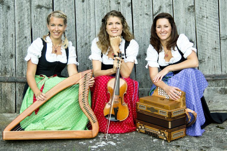 „Die Hoameligen“: V.l.: Karoline Kostner, Claudia Heis, Barbara Schreier.  Foto: Band