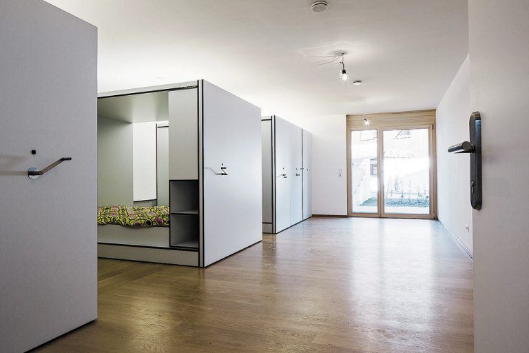 Die im Erdgeschoß des Neubaus eingerichtete Wohnbox von Angelo Roventa ist zwar nur 51 Quadratmeter groß, wird durch ihre Verwandelbarkeit aber fast als 200-Quadratmeter-Wohnung erlebt.