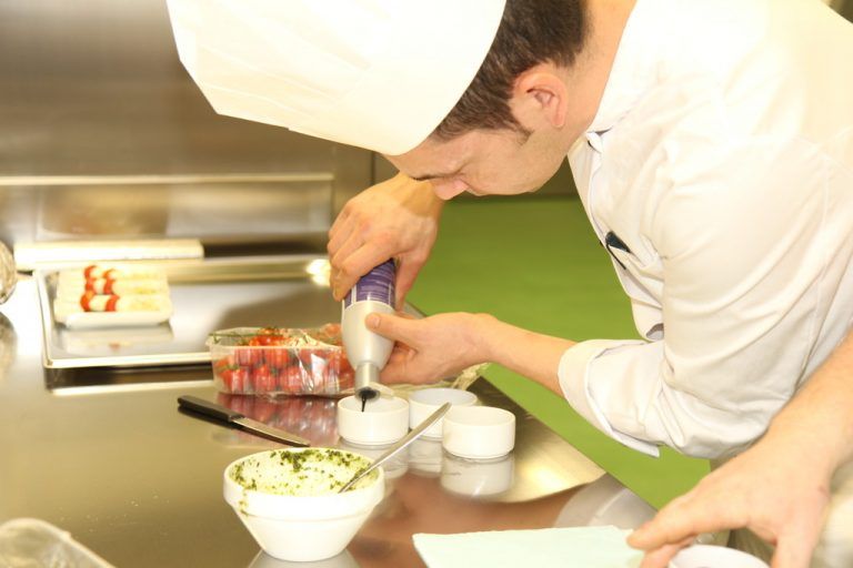 Die in der Zentralküche verarbeiteten Lebensmittel sollen möglichst aus der Region kommen.  Foto: vn