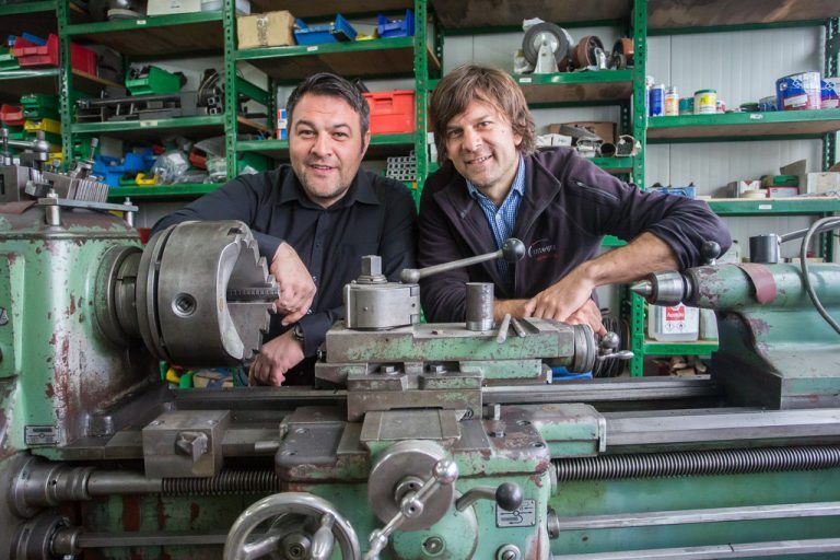 Die Integra-Geschäftsführer Robert Baljak (l.) und Stefan Koch in der Metallwerkstätte. Foto: VN/Steurer