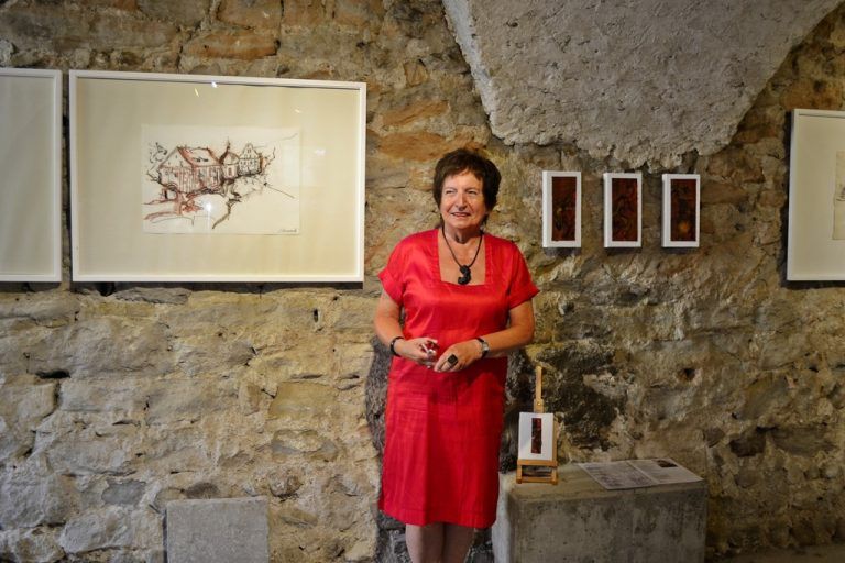 Die Künstlerin Ilse Konrad vor einer ihrer Stadtansichten von Bregenz. Foto: Bregenzer Kunstverein