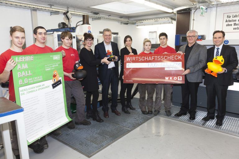 Die Lehrlinge der Getzner Textil AG gemeinsam mit Conny Amann, Georg Comploj, Havva Dogan, Franz Abbrederis und Michael Amann.  Foto: Wkv