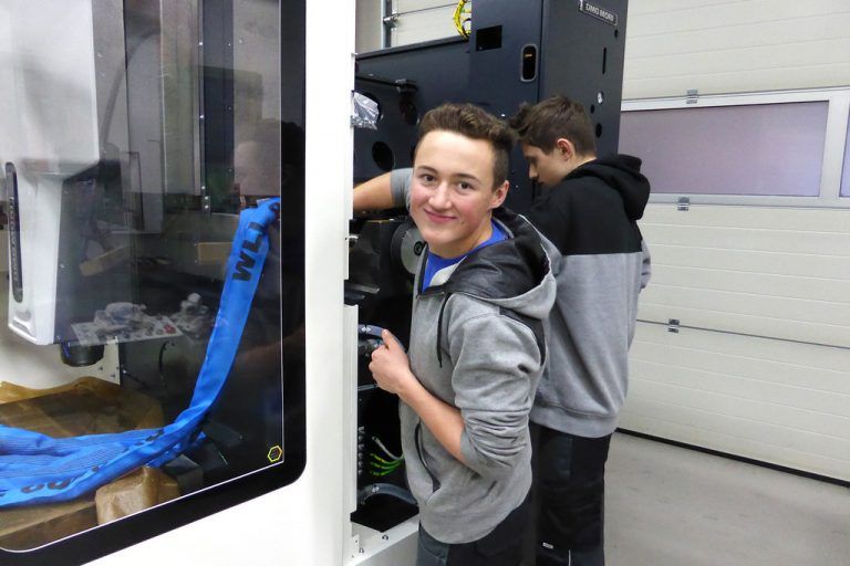 Die Lehrlinge freuen sich sichtlich über die neue top moderne CNC-Fräsmaschine in der Lercher-Lehrwerkstätte.  Foto: Lercher