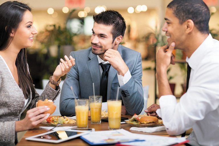 Die Mehrheit der Arbeitnehmer bevorzugt es, gemeinsam mit Kollegen das Mittagessen zu konsumieren.