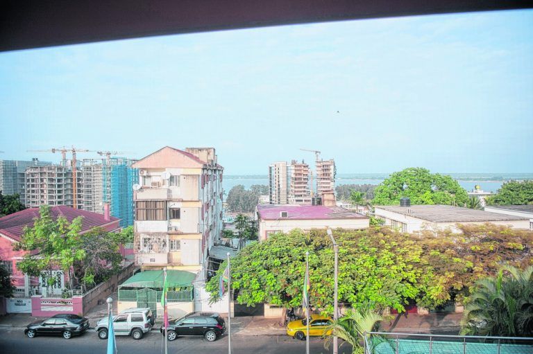 Die meisten Häuser, die nicht gerade ein Ministerium oder ähnliches beherbergen, sind in Maputo dem Zerfall nahe.