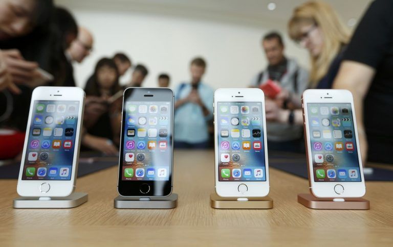 Die neuen iPhone SE feierten gestern am Firmensitz von Apple in Cupertino Weltpremiere. Sie sind kleiner als ein iPhone 6 bzw. 6S, verfügen aber über viele der aktuellen Technik-Features. Fotos: reuters