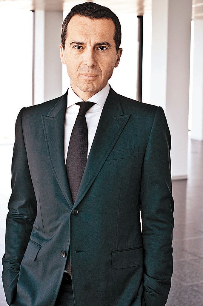 Die Österreicherinnen und Österreicher zählen schon jetzt zu den fleißigsten Bahnfahrern in Europa. Das ist sehr erfreulich. Gerade die Vorarlbergerinnen und Vorarlberger sind dabei Vorreiter, denn die Fahrgastzahlen haben sich seit 2007 mehr als verdoppelt.In den kommenden Jahren werden zudem in Vorarlberg rund 390 Millionen Euro in moderne und barrierefreie Bahnhöfe sowie in Güterterminals wie etwa in Wolfurt investiert.Diese bedeutenden Zukunftsprojekte sind ein äußerst wichtiger Beitrag zum Klimaschutz, weil sie ein gemeinsames Ziel verfolgen: Bus und Bahn noch attraktiver für unsere Kunden zu machen – und das ganz im Sinne unserer Umwelt.  
               Mag. Christian Kern
            
               ÖBB-Vorstandsvorsitzender