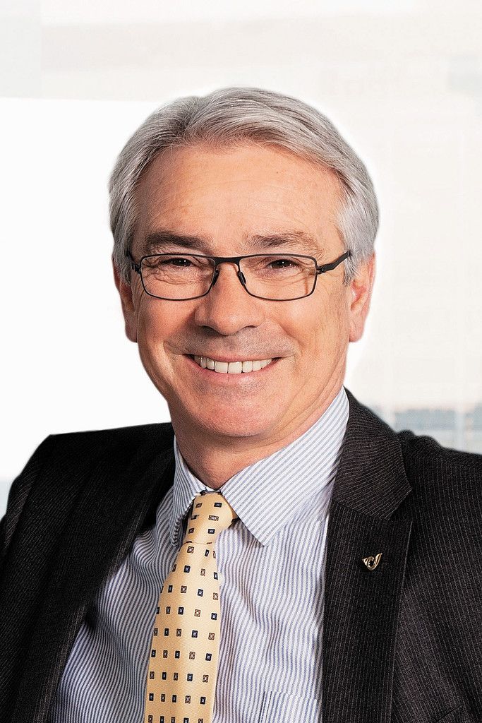 Die Österreichische Post unterstützt auch 2016 wieder den VN-Klimaschutzpreis. Denn alle Maßnahmen, die helfen, den CO2-Ausstoß zu verringern und unsere Umwelt zu entlasten, leisten einen wichtigen Beitrag zum Schutz des Klimas.Auch die Post unternimmt große Anstrengungen, um einen möglichst kleinen ökologischen Fußabdruck zu hinterlassen. Bereits seit 2011 stellt die Post alle Sendungen in Österreich – egal ob Briefe, Werbesendungen, Zeitschriften oder Pakete – CO2-neutral zu.Die Initiative CO2-NEUTRAL ZUGESTELLT ist der sichtbare und spürbare Beweis, dass man auch im Logistikgeschäft wirtschaftliches Denken und umweltschonendes Handeln vereinen kann.  
              DI Dr. Georg Pölzl, Generaldirektor Österreichische Post AG