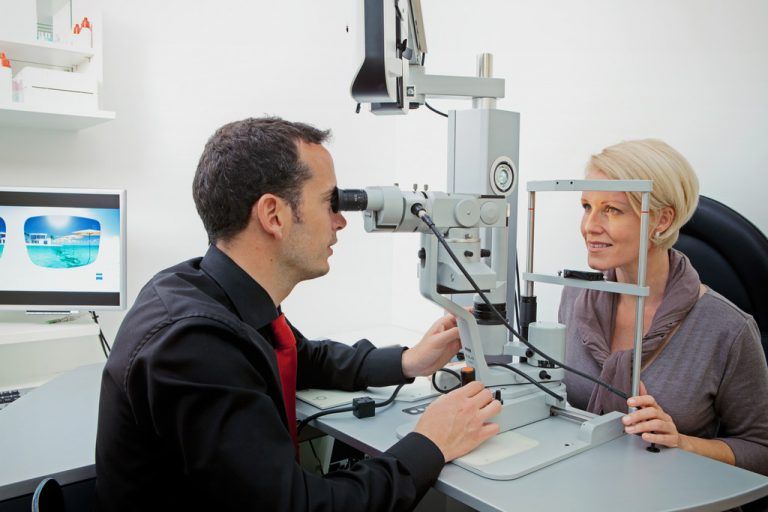 Die Opticon-Mitgliedsbetriebe (im Bild: Bitsche Optik) erreichen Geschäftserfolg mit intensiver Beratung und Betreuung.