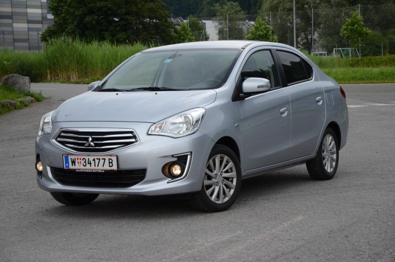 Die Optik ruft kaum Neider auf den Plan. Dabei bietet der Attrage viel Autos fürs Geld. Fotos: vn/Gasser