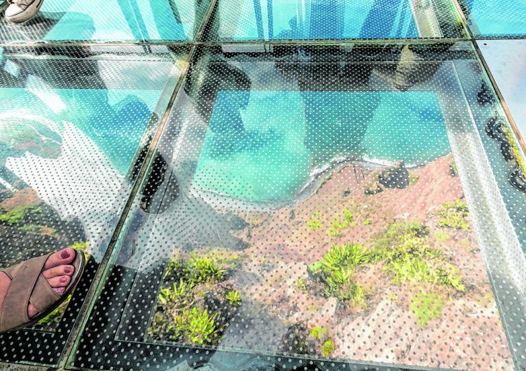 Die Plattform aus Glas in 580 Meter Höhe ist nur was für Schwindelfreie.