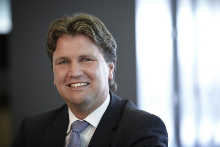 Die Politik ist gefordert, Rahmenbedingungen und Impulse für den Klimaschutz zu schaffen. Unverzichtbar ist aber auch das persönliche Engagement von Privatpersonen und Unternehmen, um eine nachhaltige Veränderung für den gemeinsamen Lebensraum zu bewirken. Nach den Kriterien des Klimaneutralitätsbündnisses Vorarlberg ist die Hypo Landesbank für 2016 klimaneutral. Zudem fördern wir als langjähriger Sponsor des VN-Klimaschutzpreises gezielt Projekte der VorarlbergerInnen für unsere Umwelt.
               Mag. Michel Haller,  Vorstand Hypo Vorarlberg