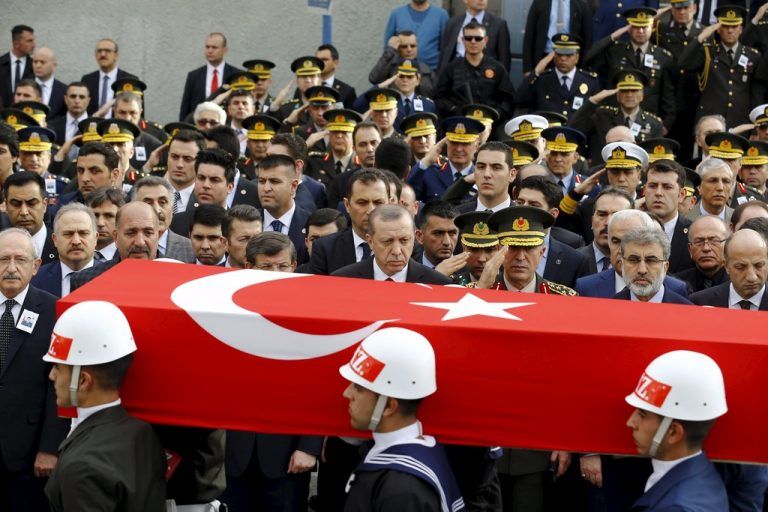 Die Regierungsspitze nahm am Begräbnis eines Armee-Offiziers teil, der beim Anschlag ums Leben gekommen ist. Foto: REUTERS