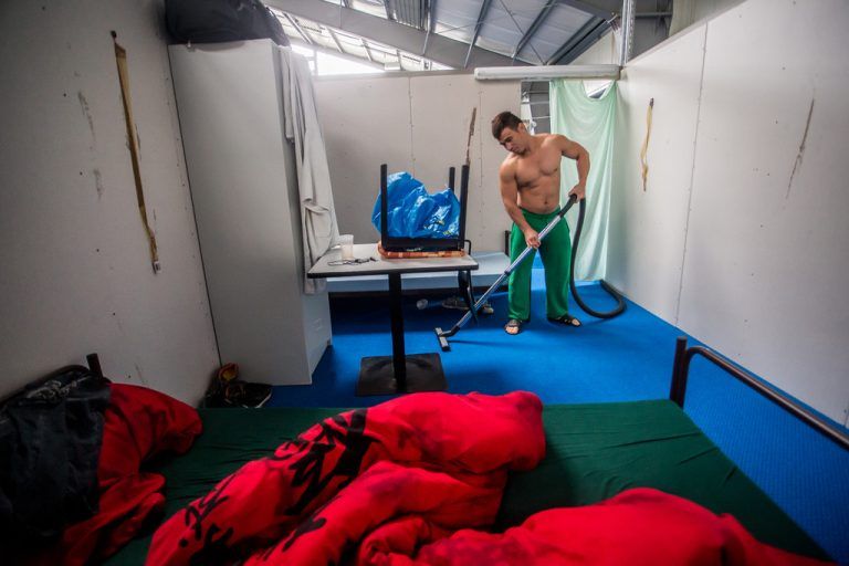 Die Reinigung der Kojen besorgen die Flüchtlinge selbst.