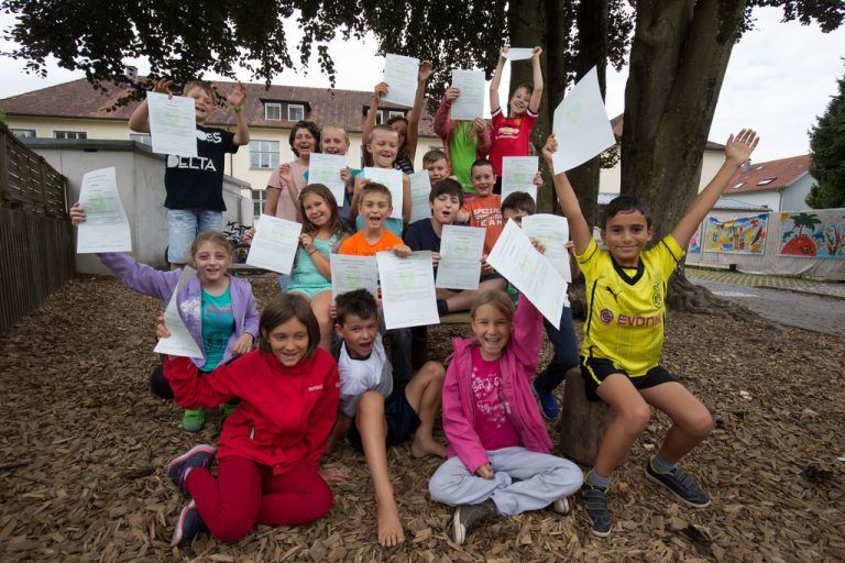 Die Schüler der 3a freuen sich über ihre Zeugnisse.  Foto: VN/Hartinger