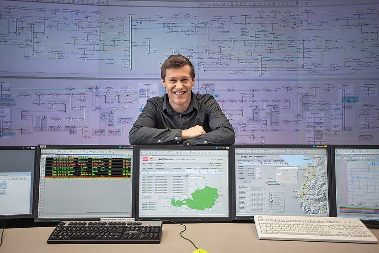 Die Schutz- und Kommunikationstechnik hat es Michael Wäger angetan. Foto: VN/Steurer