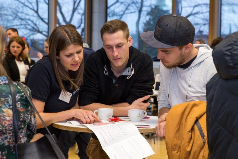 Die Studierenden berichteten den Besuchern von ihren Erfahrungen.